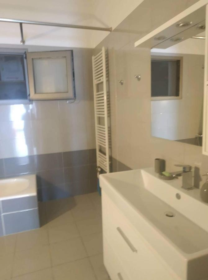 View Apartment Lukove Luaran gambar