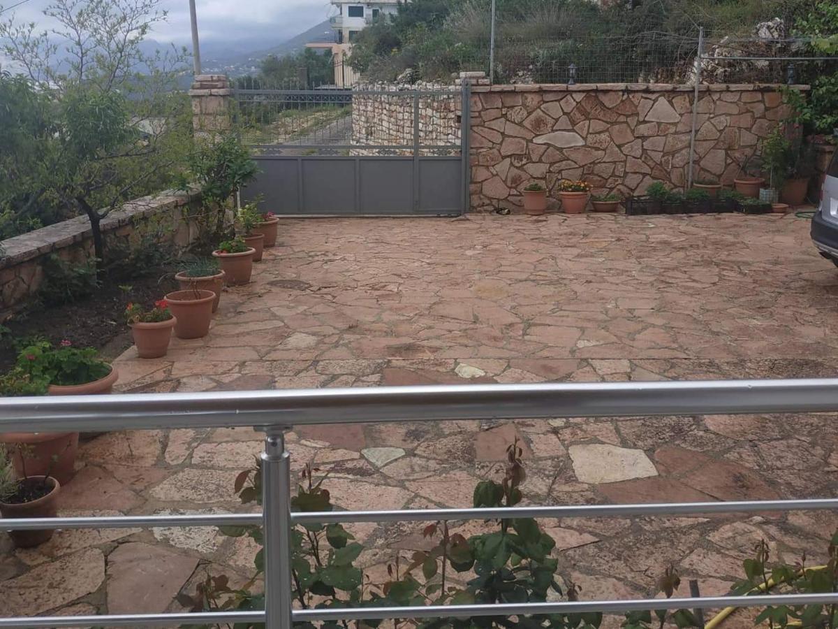 View Apartment Lukove Luaran gambar