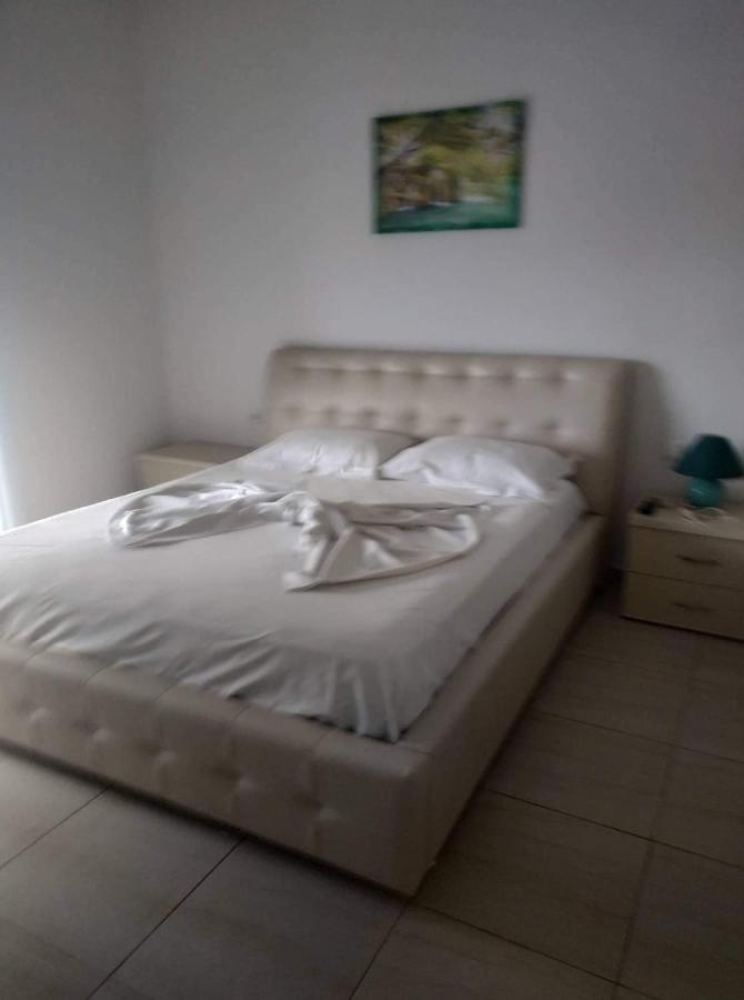 View Apartment Lukove Luaran gambar